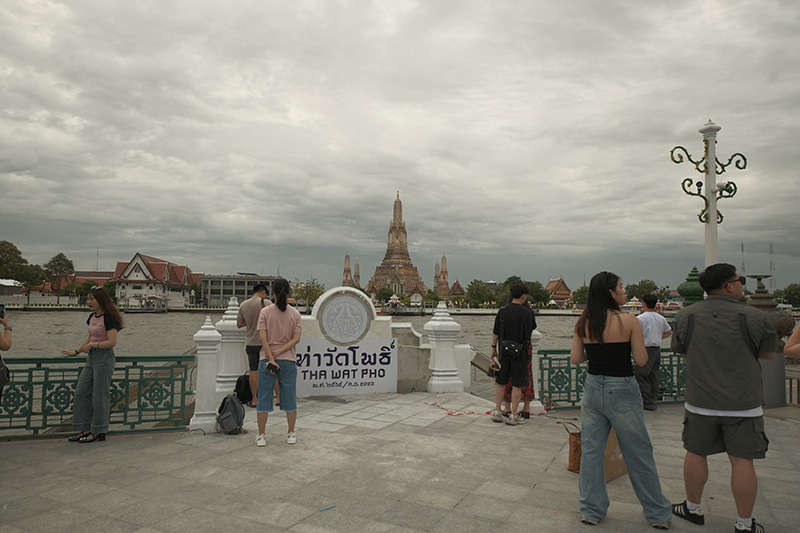 ที่ถ่ายรูปเทรนด์สไบกับกางเกงยีนส์