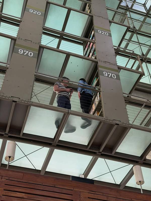 เต้ย จรินทร์พร รีวิวห้องสมุดสุดโปรด แต่ช็อตนี้แฟนหนุ่มแย่งซีน