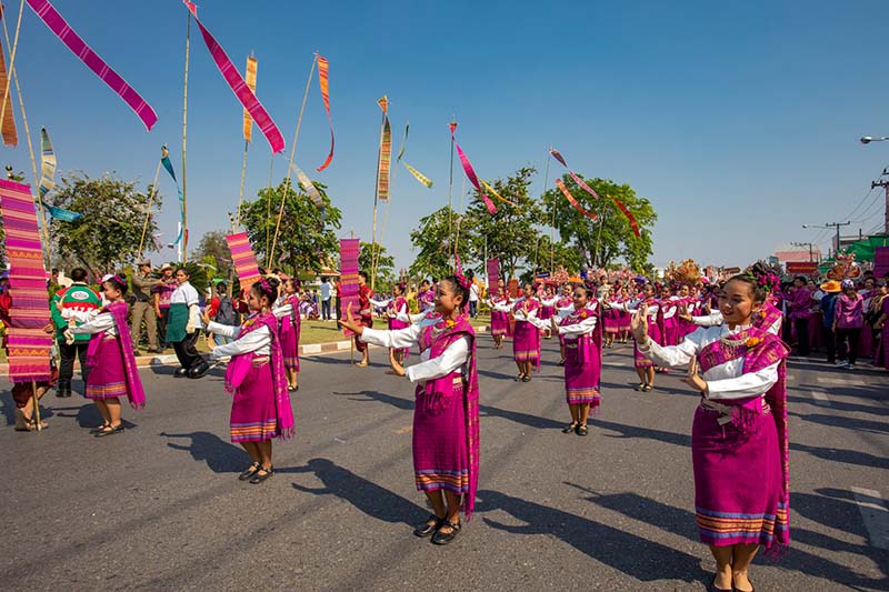 นางฟ้อนรำในงานบุญผะเหวดร้อยเอ็ด