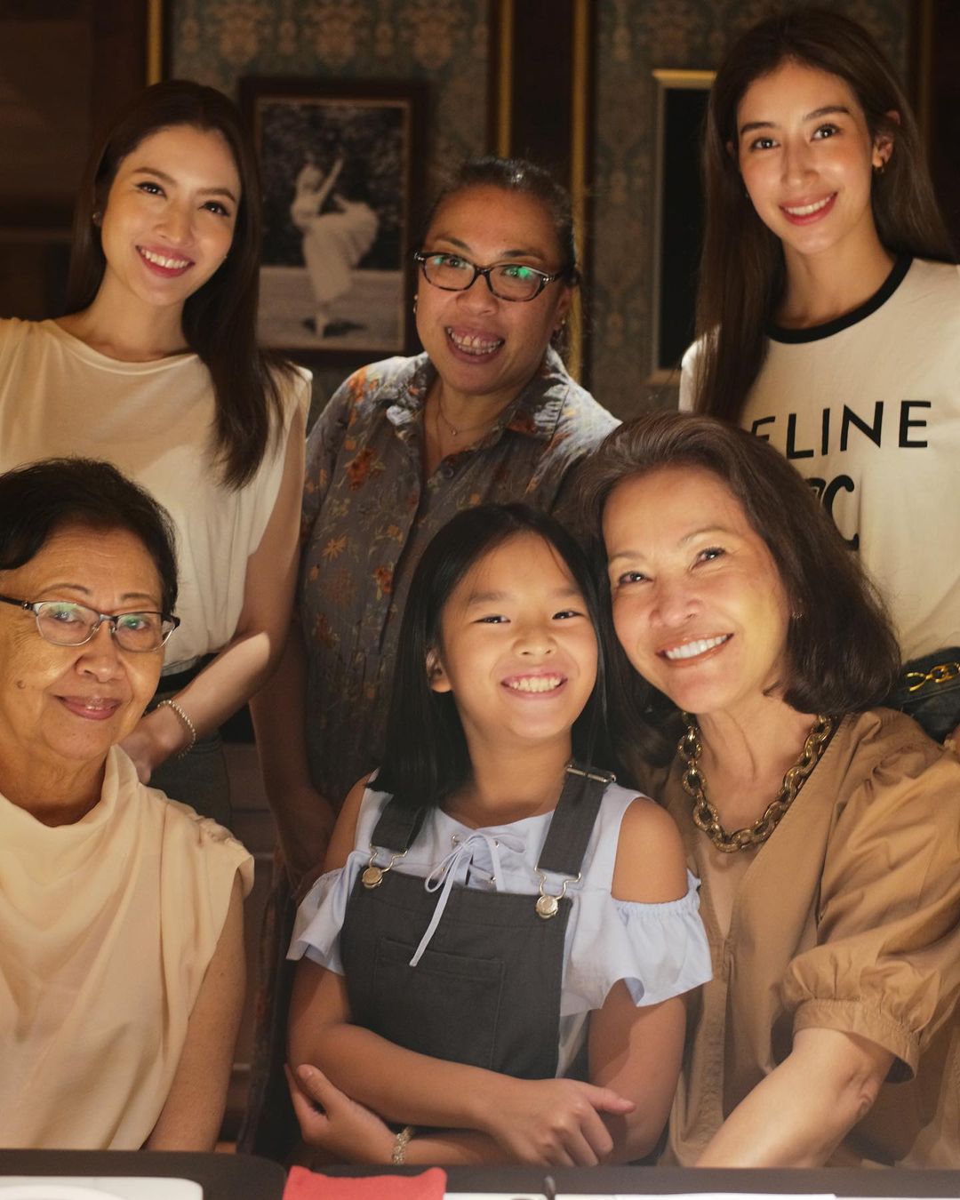 แอฟ พา น้องปีใหม่ ไปหา ปู่ไพวงษ์ แชะภาพอบอุ่น มื้อนี้อิ่มอร่อยพร้อมหน้า ...