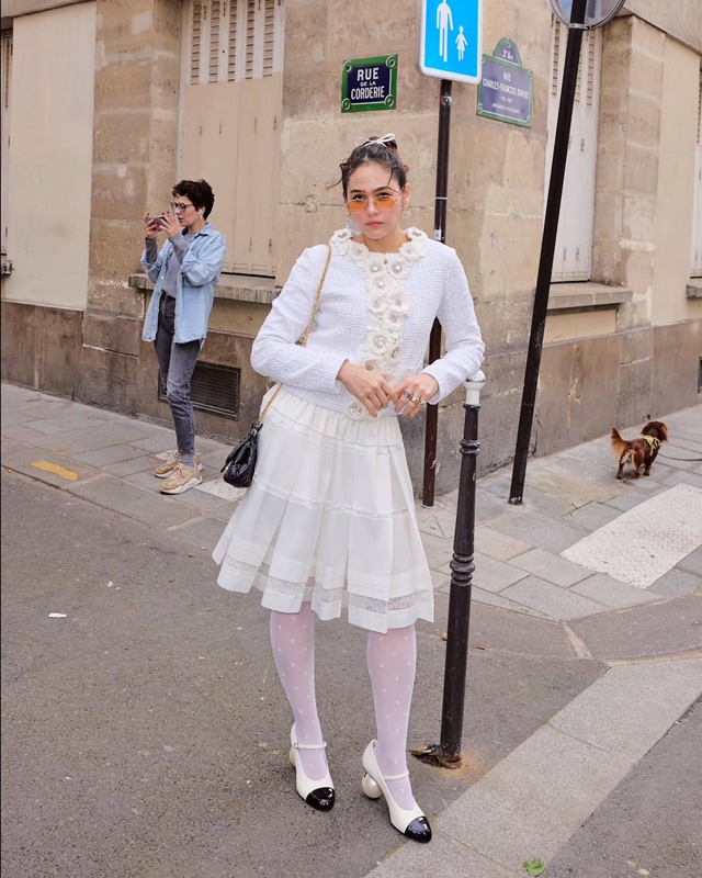 ชมพู่ อารยา อวดภาพลองกางเกงยีนส์ดีไซน์ล้ำจนต้องขยี้ตา