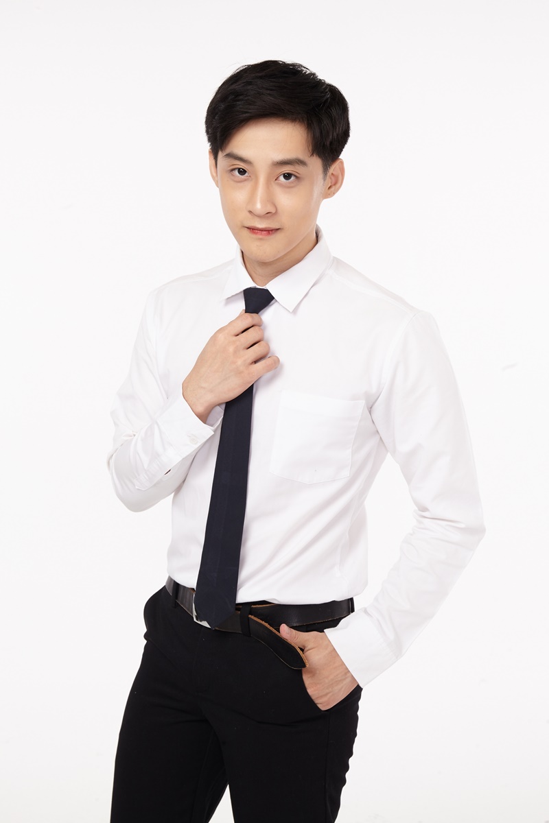 เกียร์สีขาวกับกาวน์สีฝุ่น