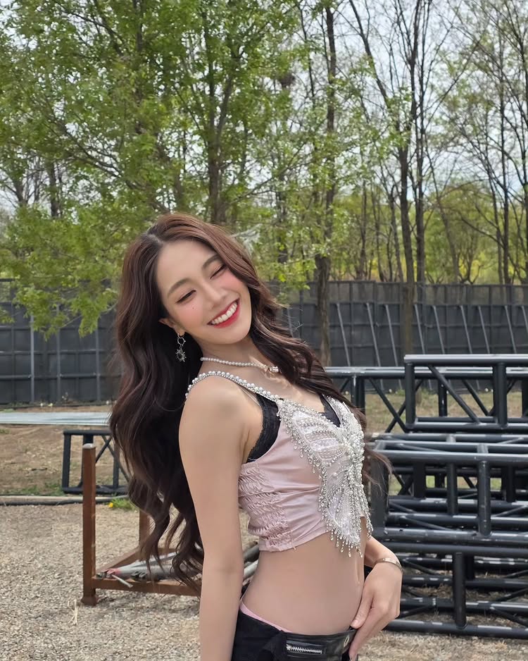 มายด์ 4EVE สวยสะบัด ! กับชุดผีเสื้อสุดเซ็กซี่ ที่ไม่ต้องพึ่ง AI