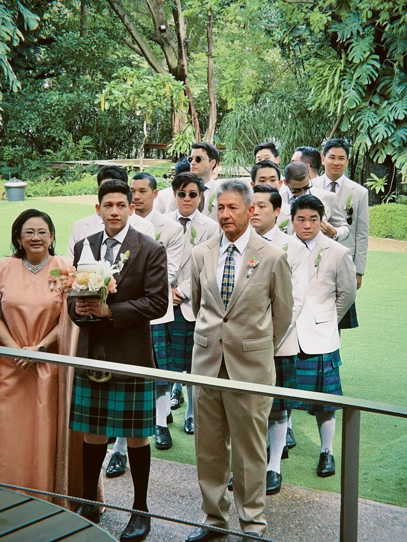 ชาวเน็ตหลุดโฟกัสชุด พาย สุนิษฐ์ ทำไมใส่กระโปรง ในงานแต่งกับ มายด์ ลภัสลัล
