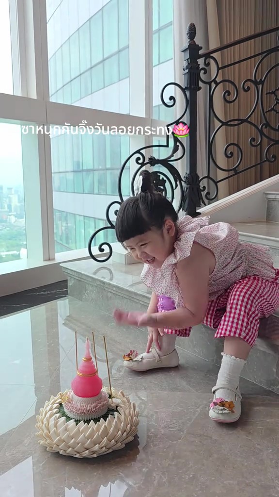 น้องแอบิเกล สวมชุดไทย ซ้อมลอยกระทง