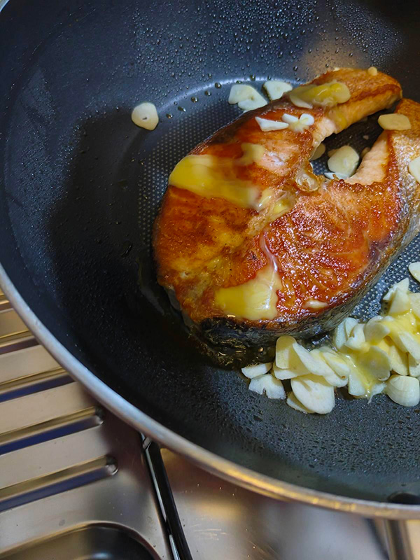 สเต๊กปลาแซลมอนซอสเนยสดกระเทียม เมนูสเต๊กปลาแซลมอน อาหารฝรั่ง เมนูสุขภาพ