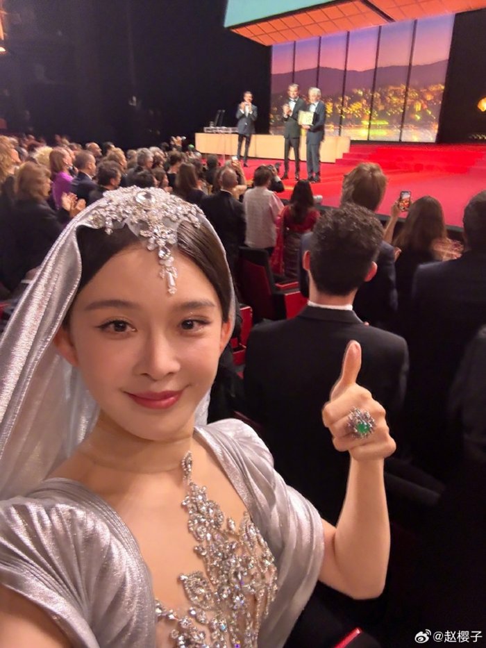 จ้าวอิงจื่อ ถูกไล่พ้นพรมแดงเมืองคาน์ส 2025 เหตุชุดโป๊เกิน