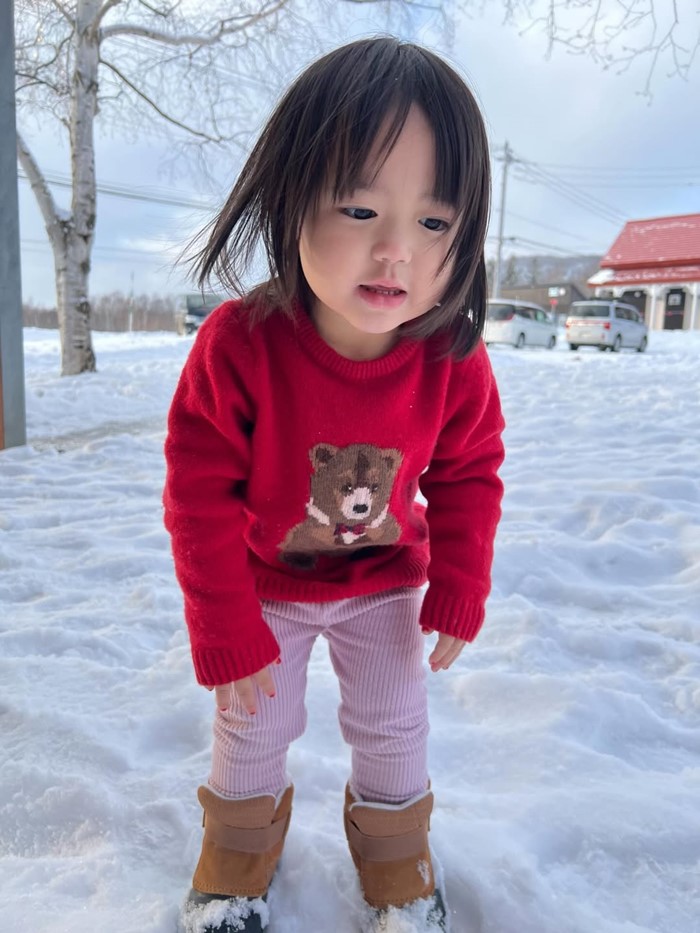 แพทริเซีย พาน้องเอลิเซีย และน้องแพทริค สัมผัสหิมะที่ญี่ปุ่น