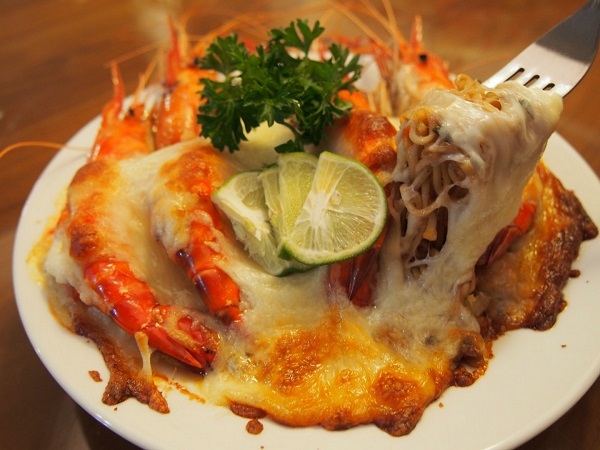 ผัดมาม่าต้มยำกุ้งแม่น้ำอบชีส