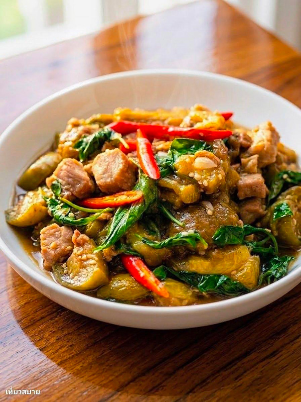ผัดมะเขือยาวใส่หมูทอด อาหารไทย สูตรอาหาร