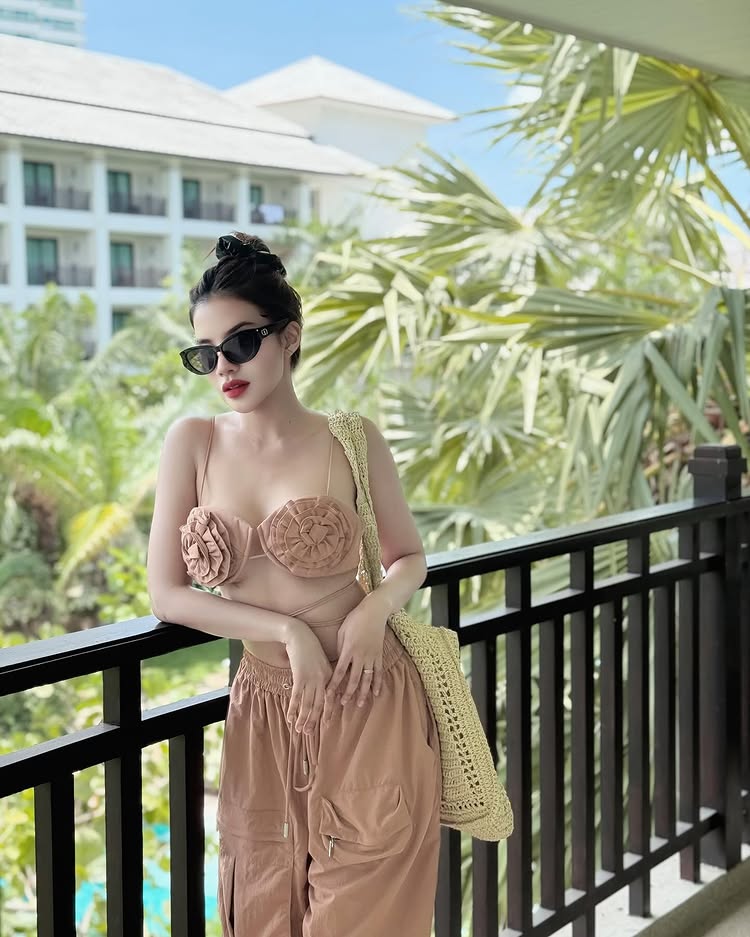 ใบเตย อาร์สยาม ใส่ทูพีซ โชว์หุ่นขาวเนียนริมทะเล
