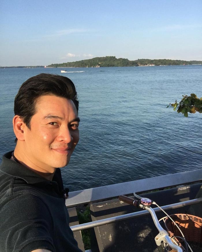 ชาคริต แย้มนาม