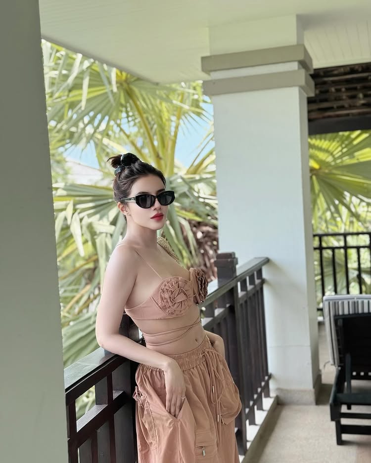 ใบเตย อาร์สยาม ใส่ทูพีซ โชว์หุ่นขาวเนียนริมทะเล