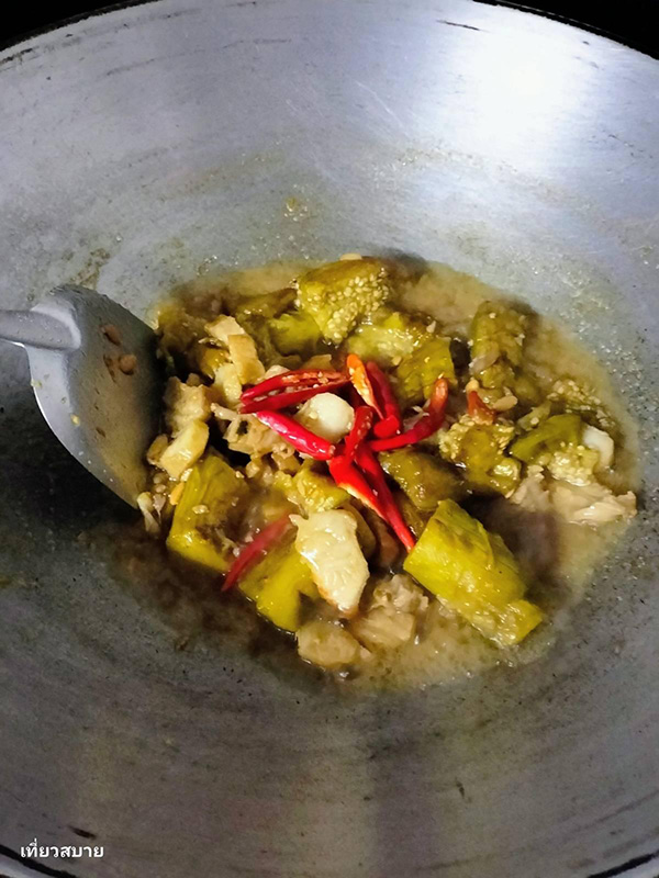 ผัดมะเขือยาวใส่หมูทอด อาหารไทย สูตรอาหาร