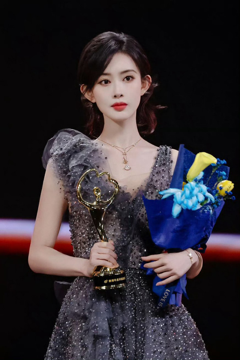  เปิดโมเมนต์ ใบเฟิร์น ช่วย เมิ่งจื่ออี้ นางเอกดัง ในงานที่จีน