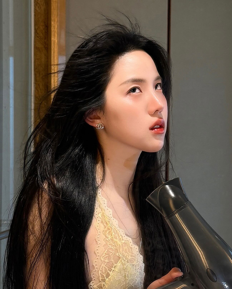 จนิส เป่าผมหน้ากระจกฉบับคนแซ่บ 