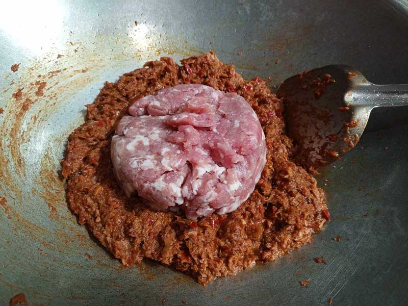 วิธีผัดพริกแกงกับหมูสับ