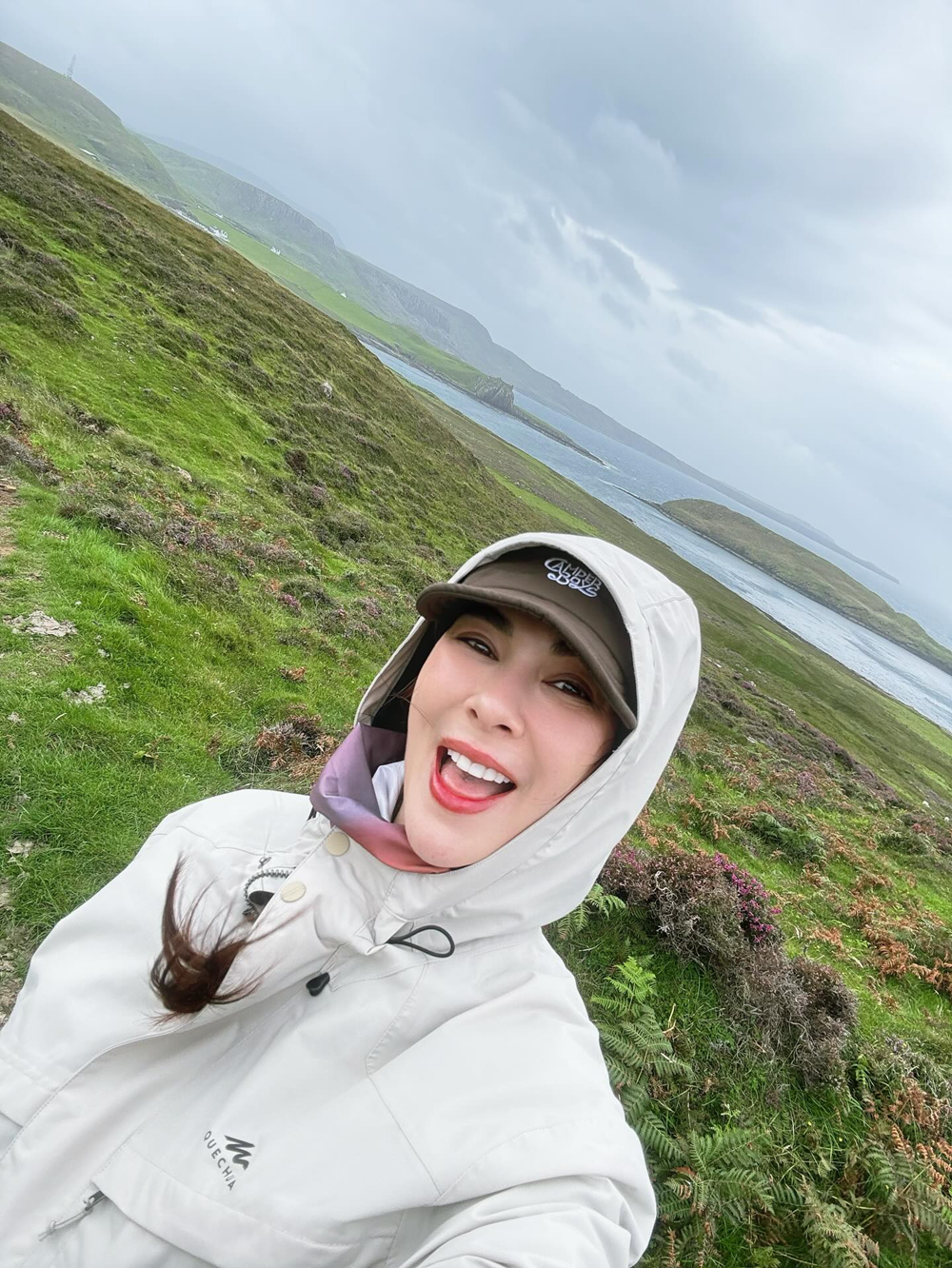 โบว์ เบญจวรรณ เดินป่าในยุโรป โชว์รองเท้าคู่ คนจับตาเปิดตัวแฟนใหม่