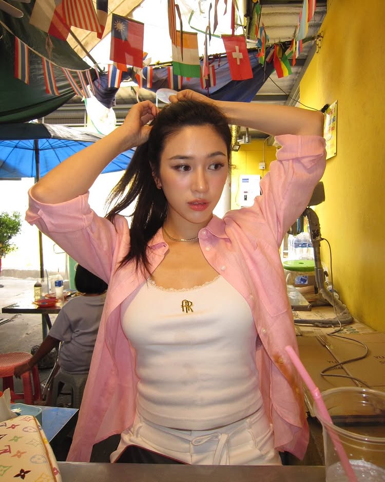 พลอย รัญดภา กับชุดกินข้าวแกงสุดเซ็กซี่ แนบเนื้อทุกอณู