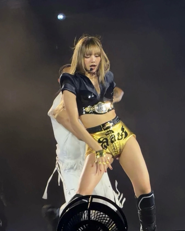 ชุด ลิซ่า ใส่ขึ้นคอนเสิร์ต BLACKPINK WORLD TOUR