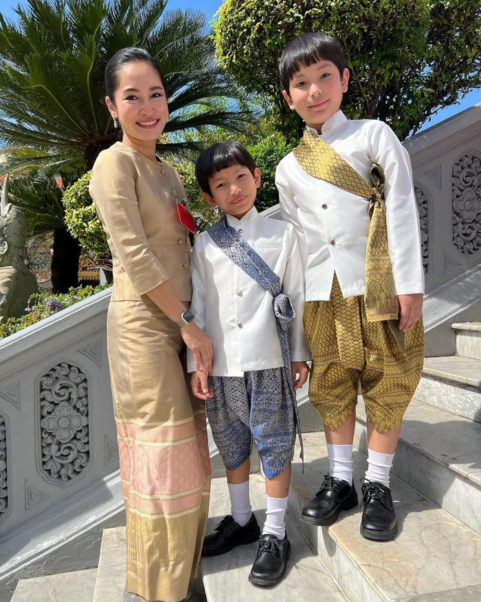 พลอย พลอยพรรณ