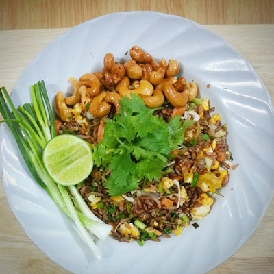 ข้าวกล้องผัดสมุนไพรแซลมอนรมควัน