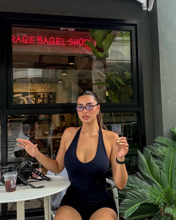 แอนชิลี สก๊อต-เคมมิส จัดหนัก โชว์อึ๋มล้นบิกินี่ริมทะเล