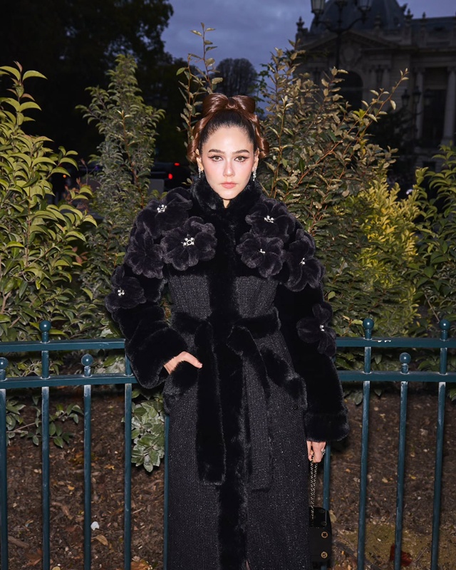 ชมพู่ อารยา อวดภาพลองกางเกงยีนส์ดีไซน์ล้ำจนต้องขยี้ตา