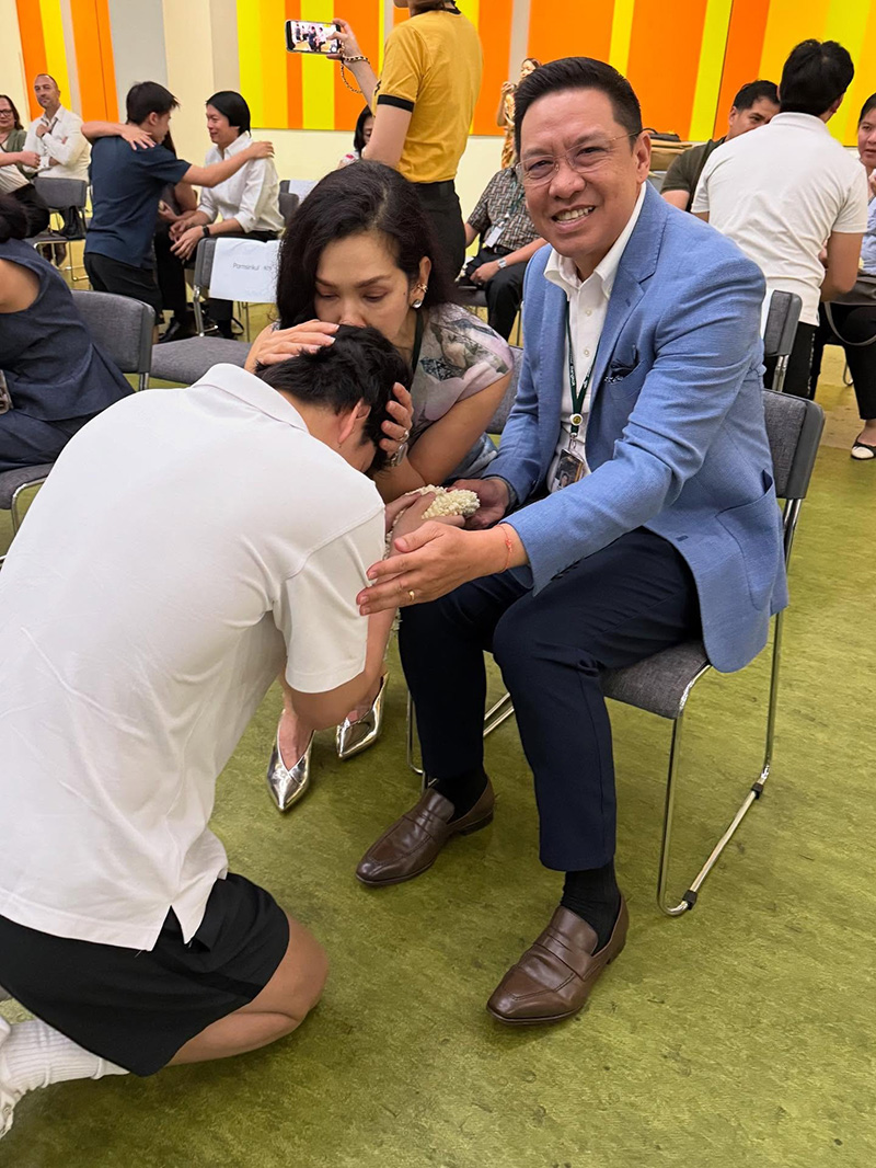 นุสบา เผยโมเมนต์ซึ้ง น้องกันต์ กราบพ่อแม่หลังเรียนจบ