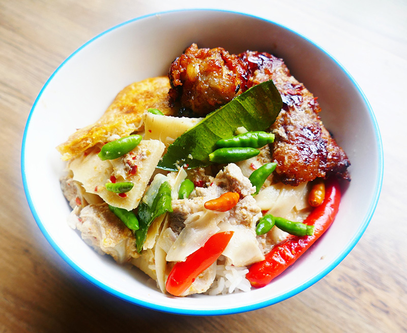 แกงเผ็ดหน่อไม้สด ซี่โครงหมูตุ๋น