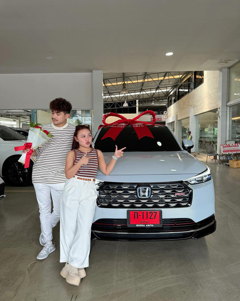 ลิลลี่ ได้หมดฯ ยิ้มปลื้ม ออกรถใหม่ป้ายแดง 