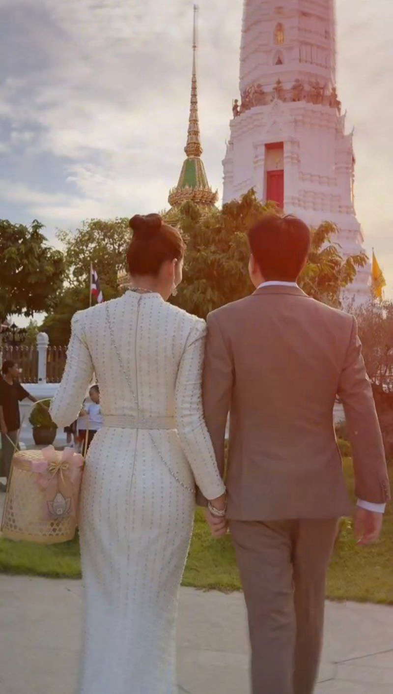 จีน่า วิรายา ใส่ชุดไทยจับมือหนุ่มข้างกายทำบุญ