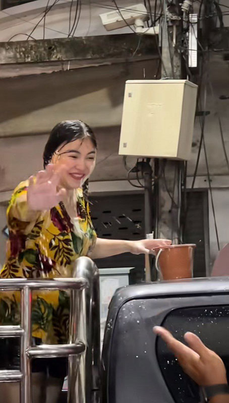 ชาคริต แอน เล่นสงกรานต์