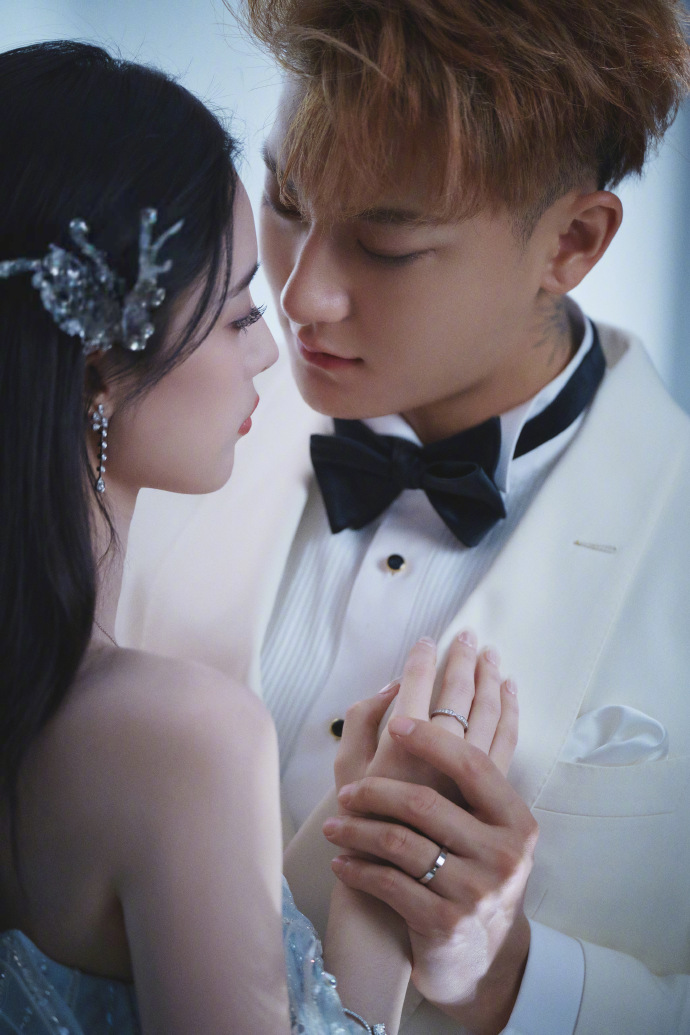 หวงจื่อเทา เปิดภาพพรีเวดดิ้ง สวีอี้หยาง สวยหรูอลังการ