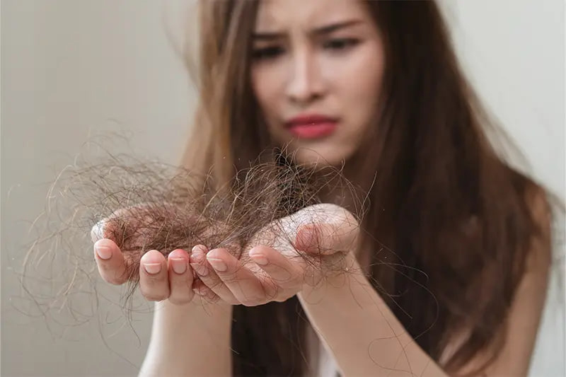 ผู้หญิงที่มีผมสุขภาพดี มีสินค้าจากศิริราชบำรุงเวช SIRIRAJ MILD SHAMPOO และ SIRIRAJ BUTTERFLY PEA SHAMPOO อยู่ด้วย