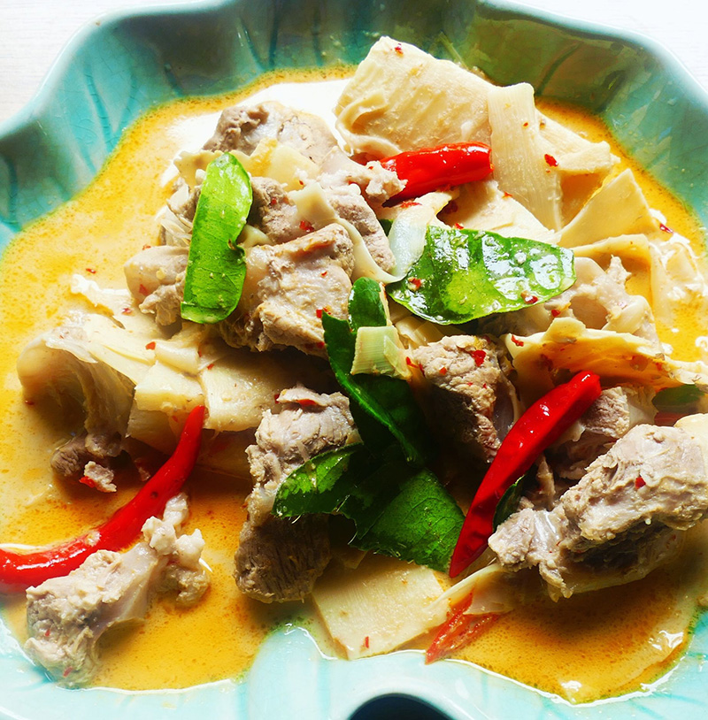 แกงเผ็ดหน่อไม้สด ซี่โครงหมูตุ๋น