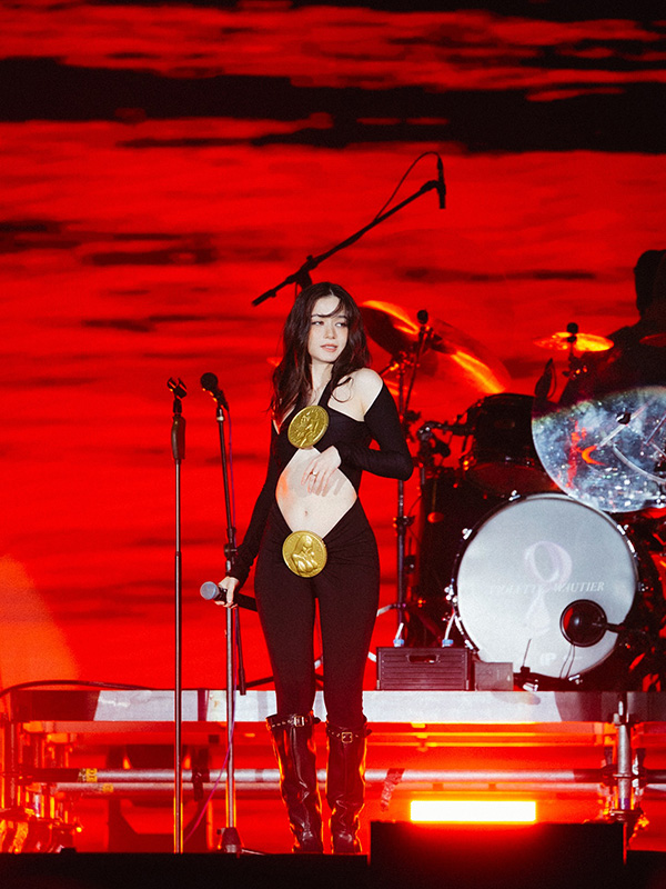 วี วิโอเลต ชุดขึ้นคอนเสิร์ต