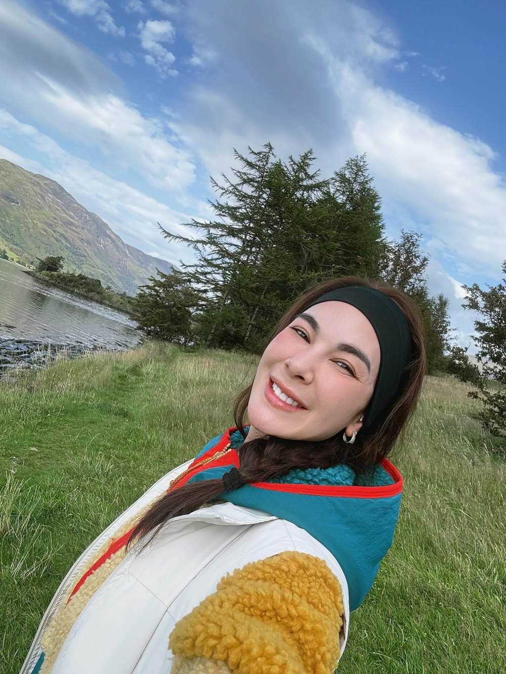 โบว์ เบญจวรรณ เดินป่าในยุโรป โชว์รองเท้าคู่ คนจับตาเปิดตัวแฟนใหม่