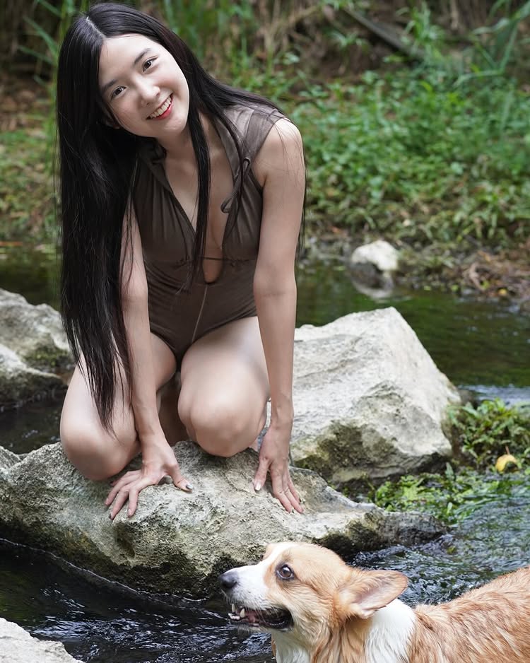 เบียร์ เดอะวอยซ์ ใส่วันพีซแหวกอก เล่นน้ำตกซู่ซ่า โชว์อกอึ๋มเต็มสองตา