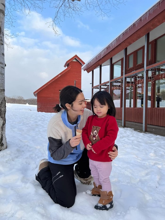 แพทริเซีย พาน้องเอลิเซีย และน้องแพทริค สัมผัสหิมะที่ญี่ปุ่น