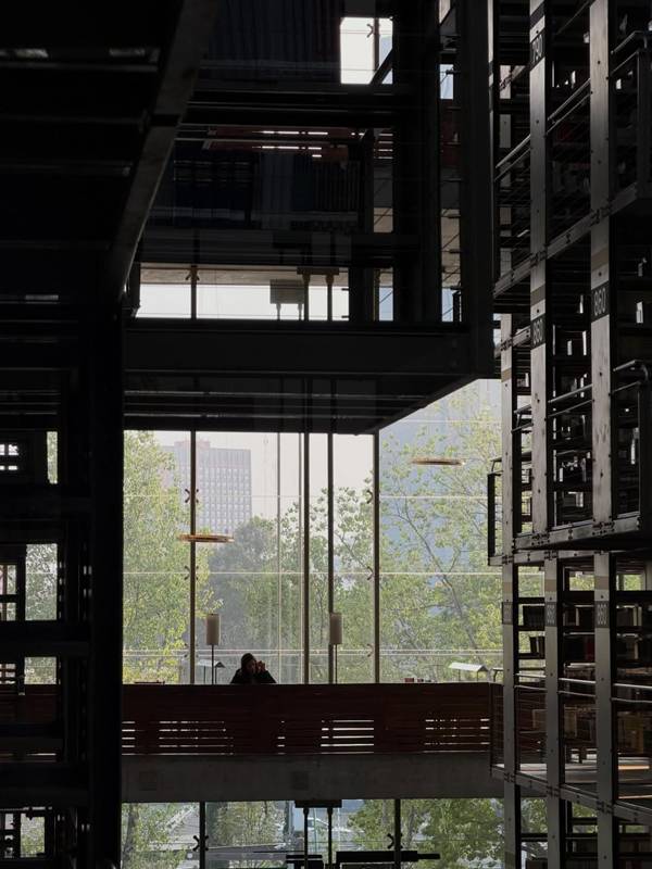 เต้ย จรินทร์พร รีวิวห้องสมุดสุดโปรด แต่ช็อตนี้แฟนหนุ่มแย่งซีน