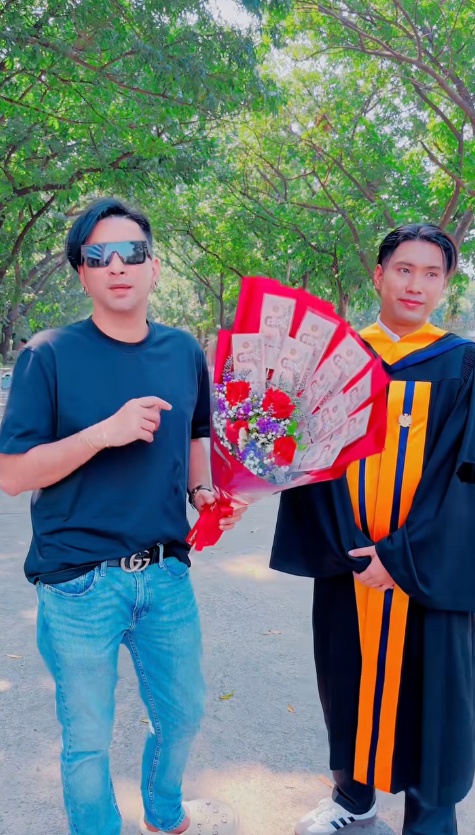 ลูกชาย บอล เชิญยิ้ม รับปริญญา