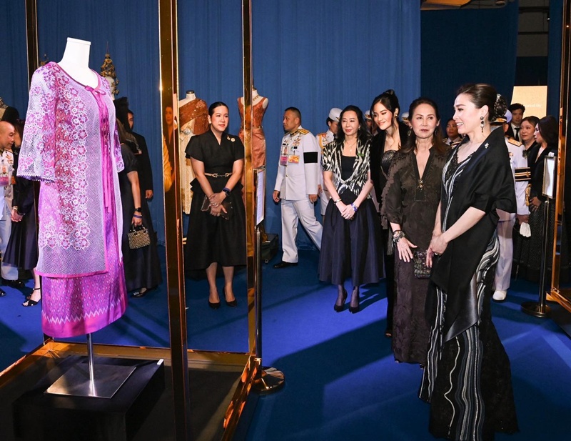 พระราชินี ทอดพระเนตรนิทรรศการ และงานแสดงแฟชั่นโชว์