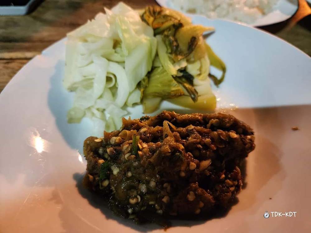 ข้าวนึ่งไก่ทอดเที่ยงคืน น้ำพริกหนุ่ม