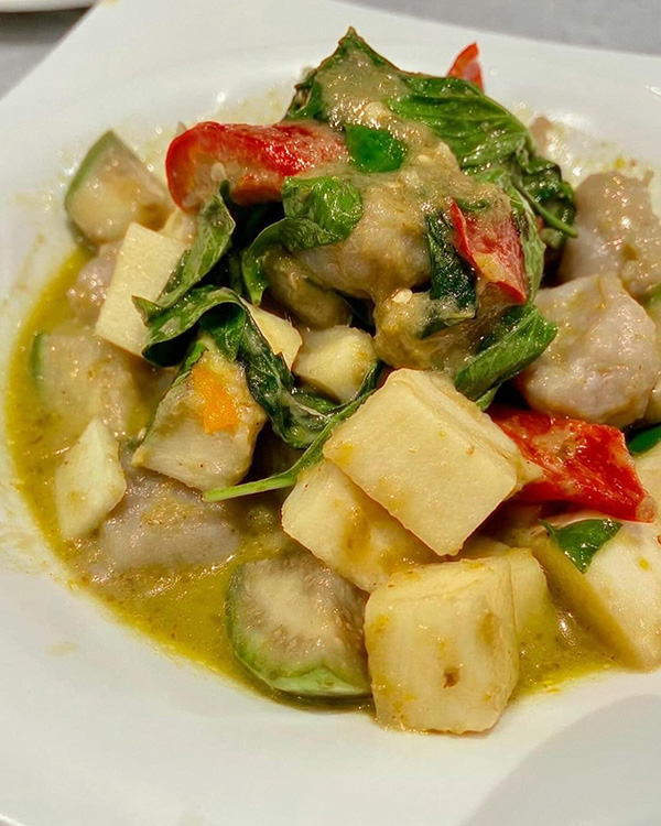 เขียวหวานลูกชิ้นปลากรายผัดแห้ง ร้านครัวอัปษร ร้านอาหารวันพ่อ 2568