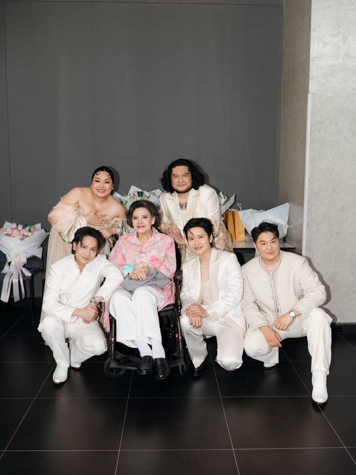 คิว ฟลัวร์ เผยภาพคุณแม่ จีรนันทน์ เศวตนันทน์