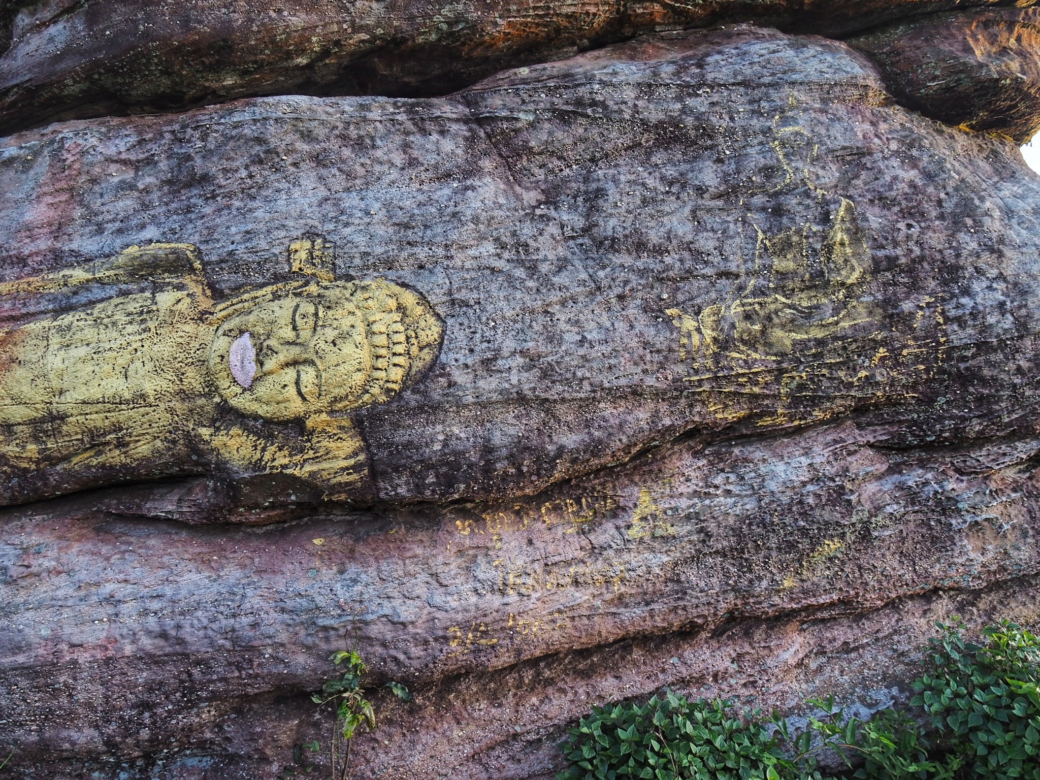 พระพุทธรูปแกะสลัก ภูเขาควาย