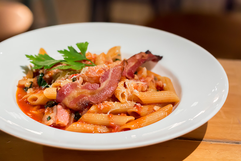 เพนเน่ผัดเบคอนซอสอะราบิอาตา เมนูจากเบคอน เบคอนทำอะไรกินได้บ้าง สูตรอาหาร