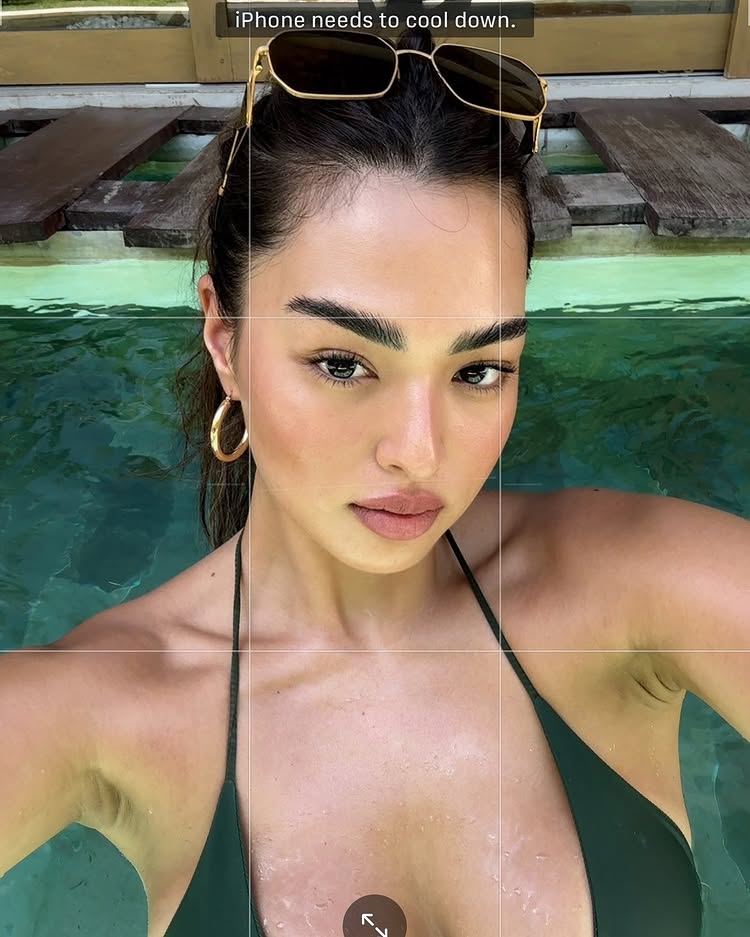 แอนชิลี สก๊อต-เคมมิส จัดหนัก โชว์อึ๋มล้นบิกินี่ริมทะเล