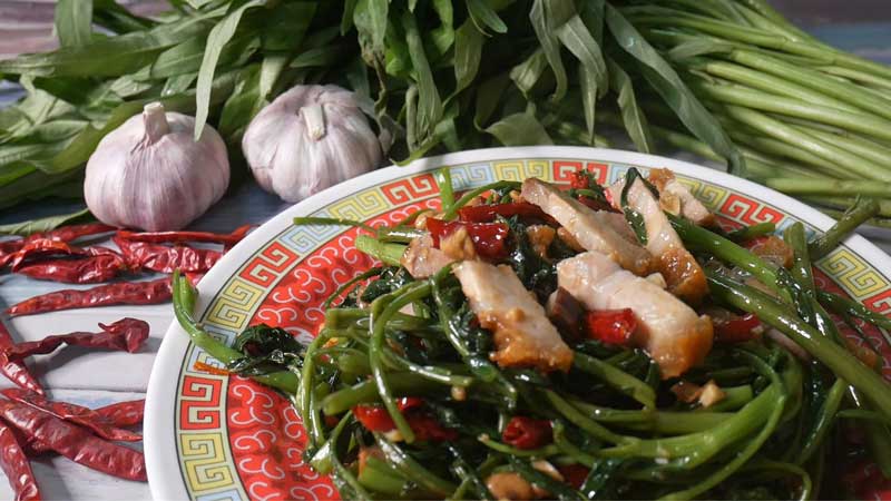 ผัดผักบุ้งหมูกรอบ
